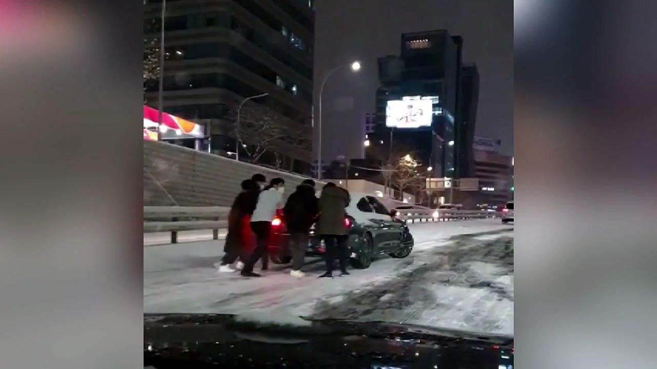 차에서 내린 시민들..."제설도 경찰 도움도 없었다" / YTN