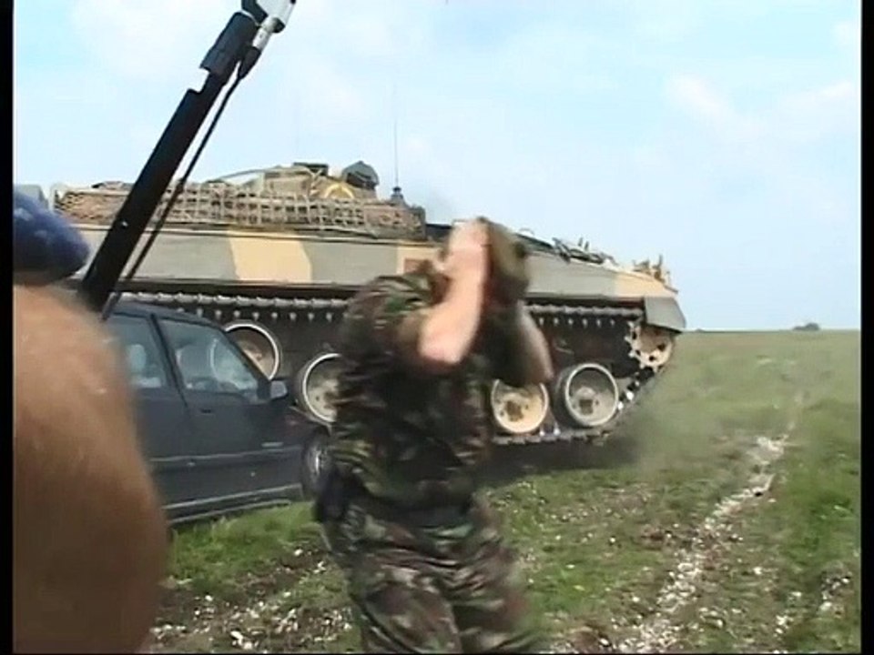 Ce caméraman venu filmer une démonstration de char d'assaut va repartir à pied... voiture écrasée