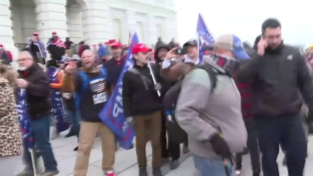 États-Unis: une équipe de CNN violemment prise à partie par des partisans de Donald Trump devant le Capitole