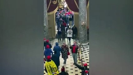 ABD’de Trump taraftarları Senatörlerin oturum gerçekleştirdiği salona girdi