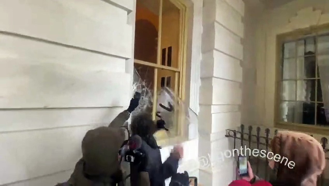 Des partisans pro-Trump tentent de rentrer dans le Capitole