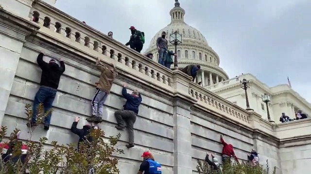 Des manifestants escaladent le capitole
