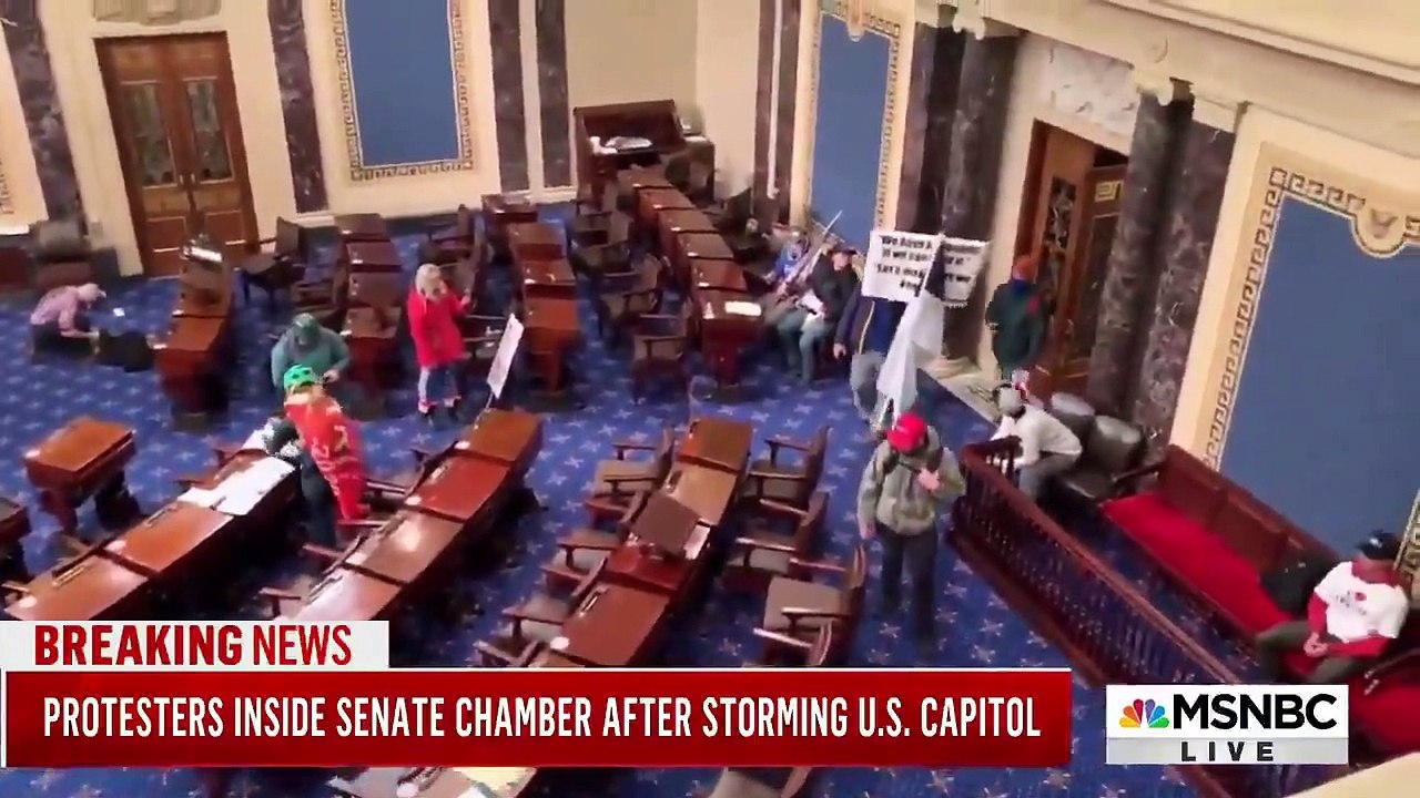 USA - Des supporters de Trump envahissent le Capitole : Des policiers dégainent leurs armes dans pour protéger les élus - La Maire de Washington ordonne un couvre-feu ce soir - La Garde Républicaine appelée en renfort