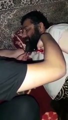 Il coupe la barbe de son père endormi