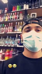 Prendre la température d'une cliente avec une étiqueteuse