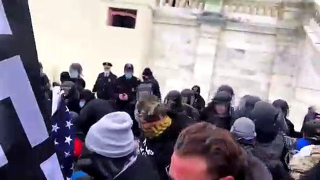 Les partisans de Trump qui pénètrent dans le bâtiment du Capitole