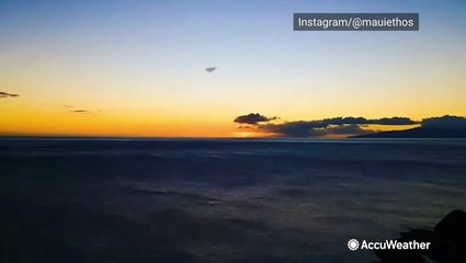 Picture-perfect Hawaiian sunset over the Pacific