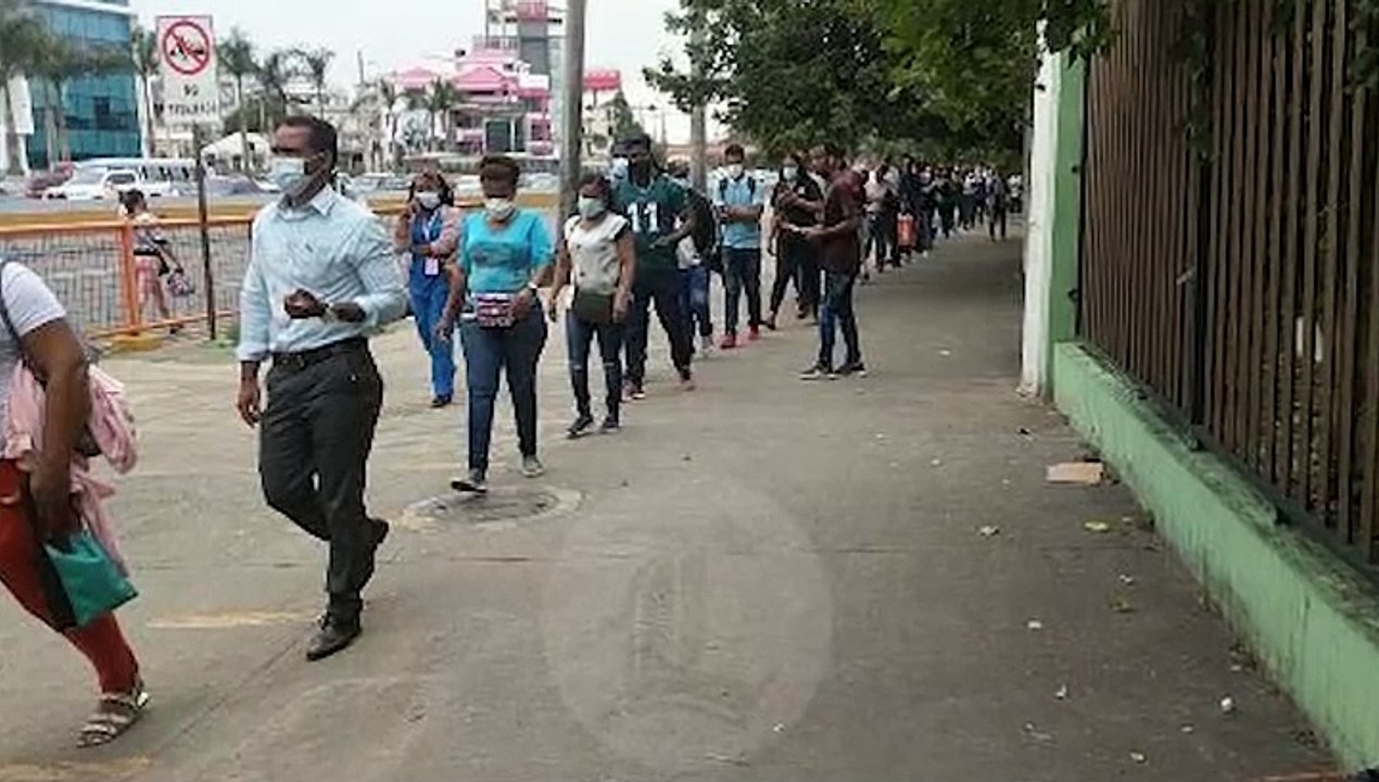 Extensas filas en Metro de Santo Domingo antes del toque de queda
