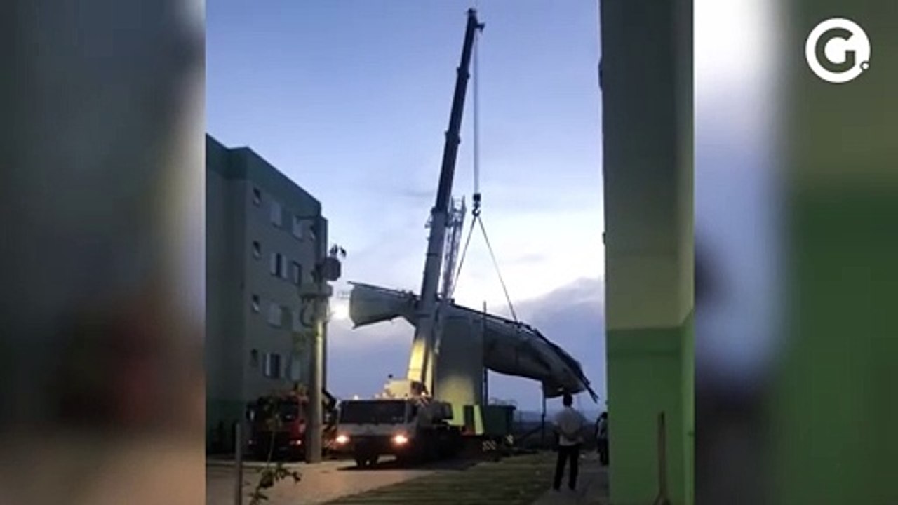 Caixa-d'água que caiu é removida em Cariacica