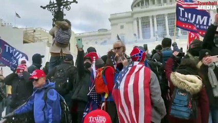 Tải video: Mundo chocado com a invasão do Capitólio