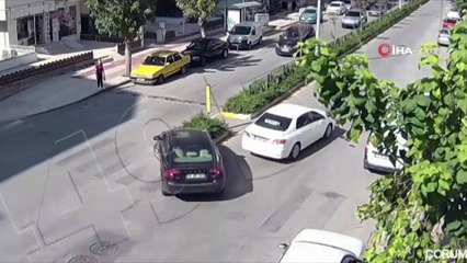 Yolun karşısına geçmeye çalışan kadın ezilmekten saniyelerle böyle kurtuldu