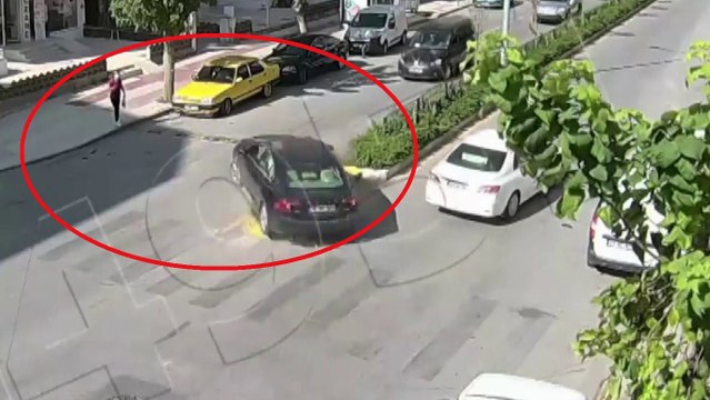 Yolun karşısına geçerken ezilmekten saniyelerle böyle kurtuldu