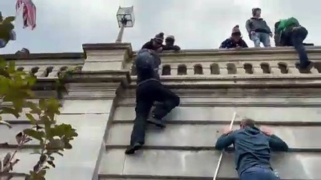 Protestocular ABD Kongre binasına böyle tırmandı