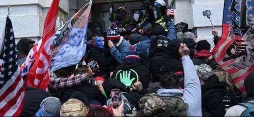 Pendukung Trump Rusuh di Capitol, Bentrok dengan Polisi dan 1 Wanita Tewas Tertembak