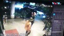 Rekaman CCTV Karyawan Hotel Dikeroyok Diatas Meja Biliar