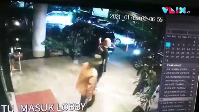 Rekaman CCTV Karyawan Hotel Dikeroyok Diatas Meja Biliar