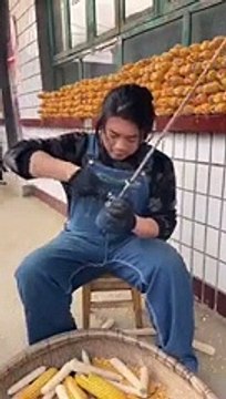 Bagarre pour enlever le plus rapidement les grains de maïs de ces épis