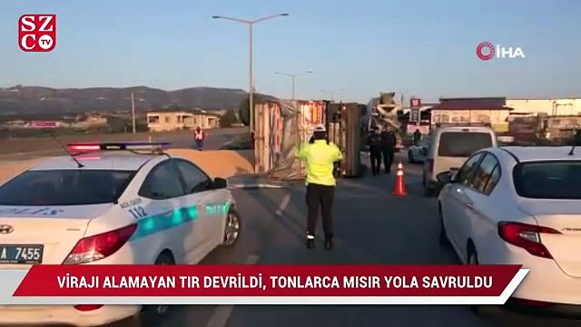 Virajı alamayan tır devrildi, tonlarca mısır yola savruldu