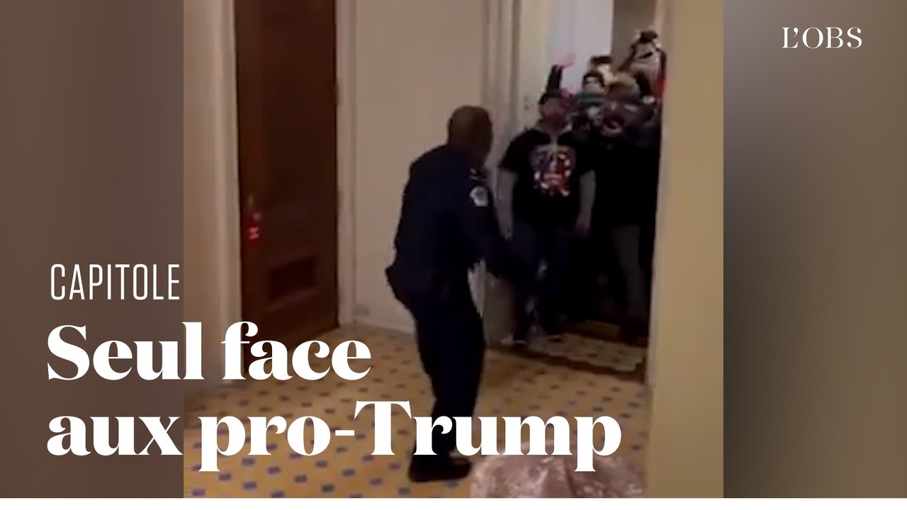 Un policier noir du Capitole seul face à la foule agressive des partisans de Donald Trump