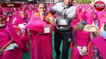 गुलाबी गैंग की तरफ से गरीबों को दी गयी ठंड से राहत