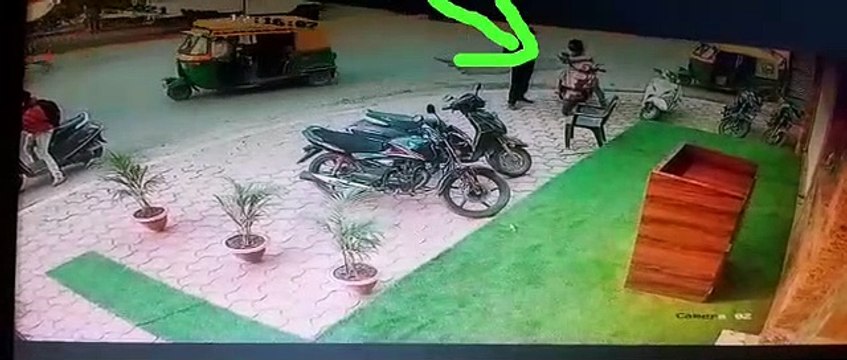 इंदौर: एक्टिवा की डिक्की से दो लाख रुपये उड़ाए, वारदात सीसीटीवी कैमरे में हुई कैद