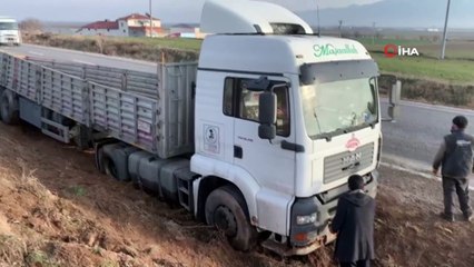 Kontrolden çıkan tır, tarım arazisine girerek durabildi