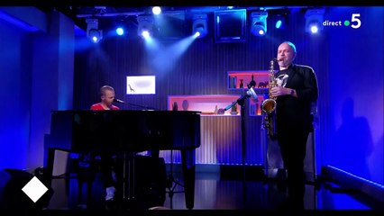 Calogero chante "Celui d'en bas" en live dans "C à vous"