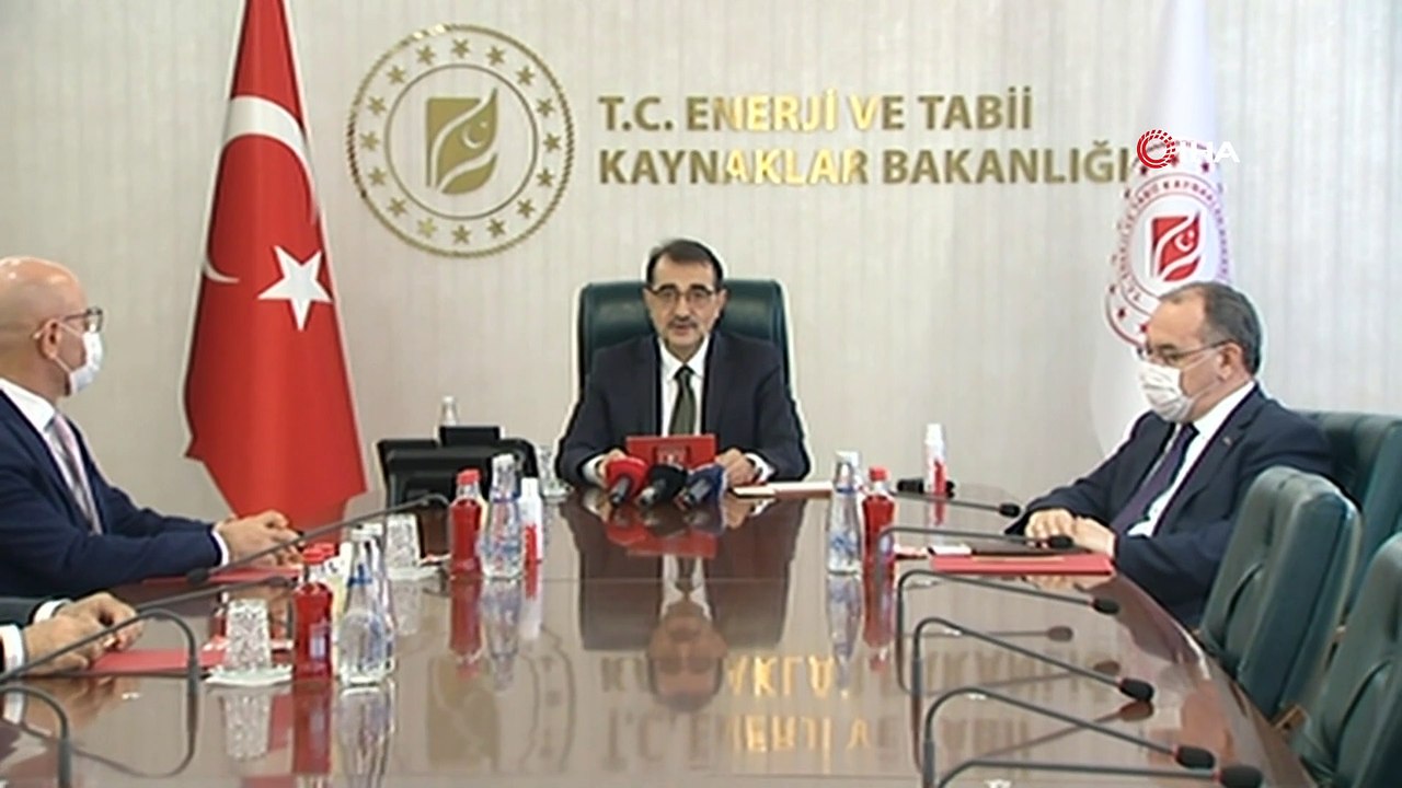 Bakan Dönmez: 'Altın üretimimiz geçen yıl sonunda Cumhuriyet tarihinin rekorunu kırarak 42 tona ulaştı. Ekonomimize 2,4 milyar dolar katkı sağladık'