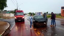 Homens ficam feridos após colisão entre Fiesta e Vectra no Bairro Santa Cruz