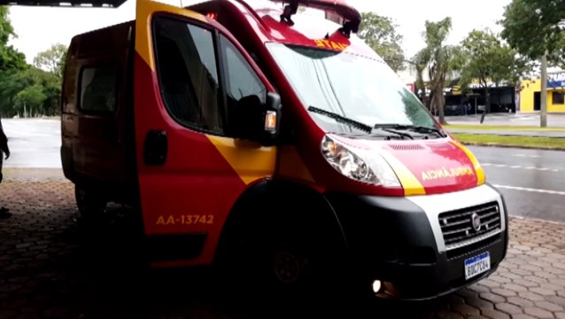 Ciclista de 18 anos fica ferido ao ser atingido por carro na Avenida Tancredo Neves