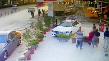 Hurdacıların demir savaşı...Enkaz başında taşlı sopalı kavga kamerada