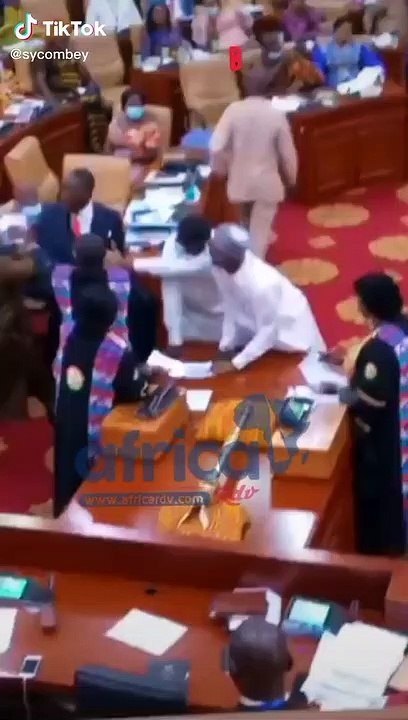 Ghana : Un député fuit avec les bulletins de vote au parlement