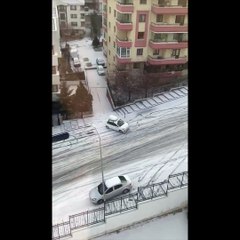 Karda kayan arabalar