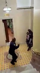 Un policier seul dans le Capitole essaie de contenir des militants pro-Trump