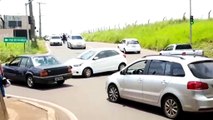 Colisão entre carros deixa o trânsito ainda mais lento no Viaduto da Petrocon