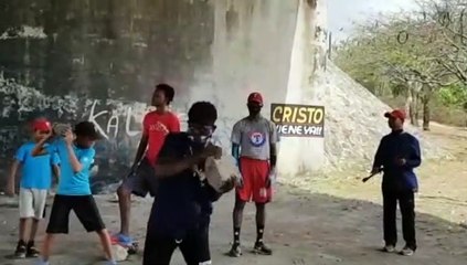 Béisbol con mascarillas prospectos no dejan de practicar en búsqueda de una oportunidad