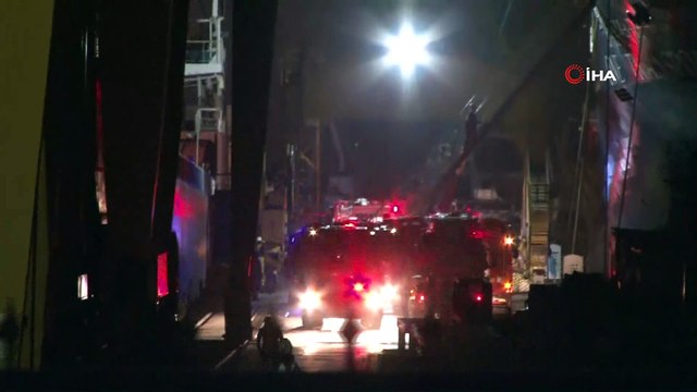 İstanbul Tuzla'da Tersaneler bölgesinde bir gemide yangın çıktı. Bölgeye çok sayıda itfaiye ekibi sevk edildi.