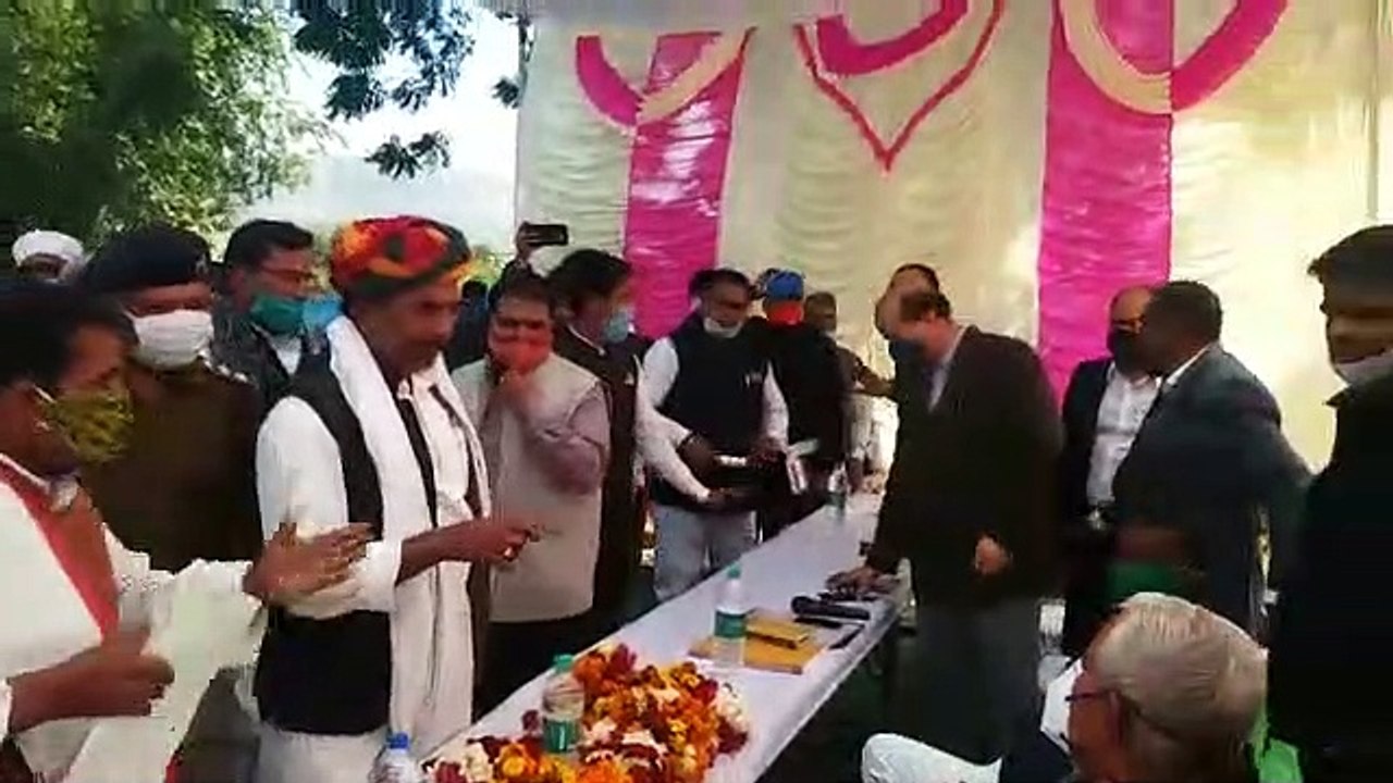 मंत्री की जनसुनवाई में आयुक्त-परिवादी भिड़े, नारे लगे, हुआ हंगामा