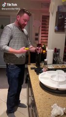 Régis ouvre une bouteille de vin avec une vis