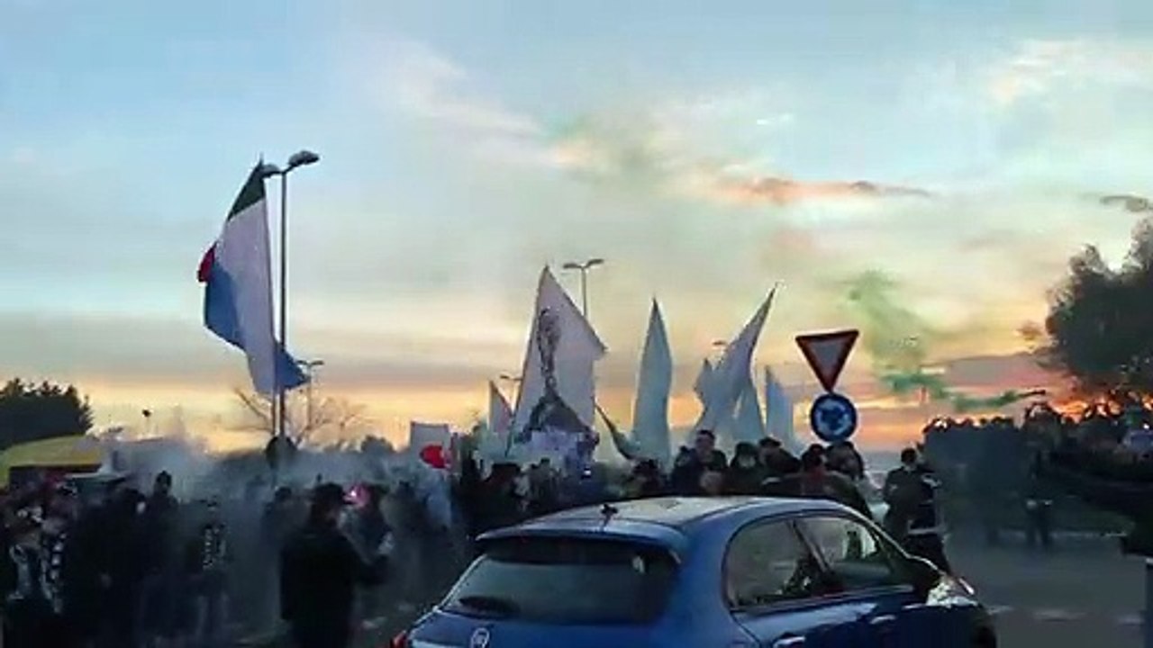 Derby, i cori dei tifosi della Lazio a Formello