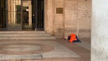 Vivir y dormir en las calles de Roma, un drama aumentado por pandemia y frío