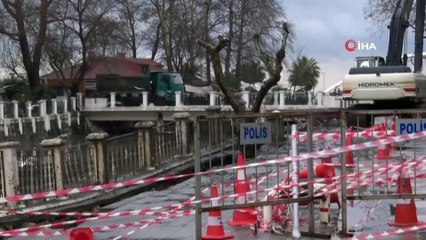 Yol çöktü, sokak trafiğe kapatıldı