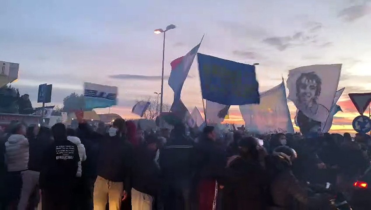 Lazio - Roma, il calore dei tifosi biancocelesti a Formello