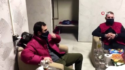 Mühürlenen kahvehanenin duvarını delip kumar oynadılar