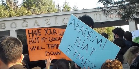 Metal dinleyen rektöre rapli protesto