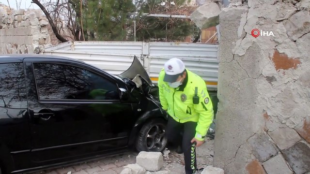 Kafa kafaya çarpışan kamyonet ve otomobil garaj kapısını ve duvarlarını yıkıp eve girdi