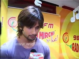 Girls gush over Shahid's dimples  _ Shahid Kapoor meets girls at Radio Mirchi