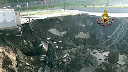 Enorme voragine si apre nel parcheggio dell'ospedale di Napoli