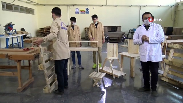 Hurda ahşap atıklar, öğrencilerin elleriyle mobilyaya dönüşüyor