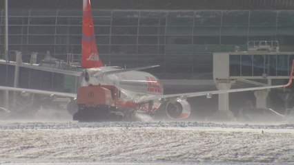제주, '이틀째 무더기 항공편 결항'...폭설·한파에 꽁꽁 / YTN